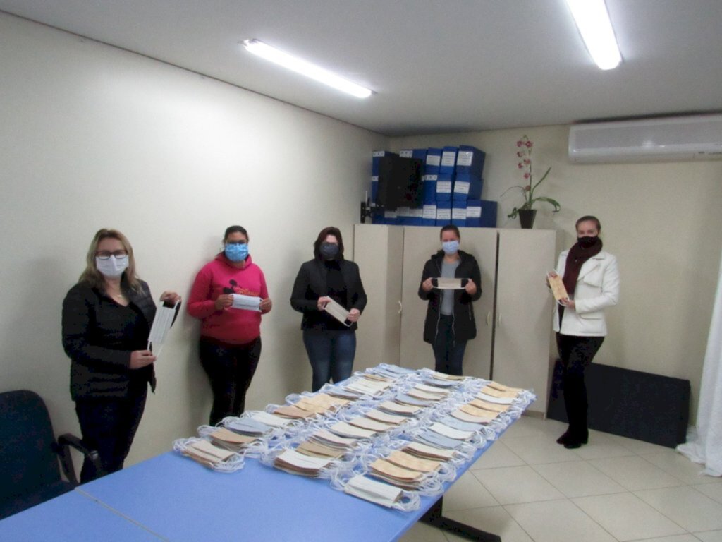 GRUPO VOLUNTÁRIO FAZ ENTREGA DE MÁSCARAS À SECRETARIA DE SAÚDE DE PIRATUBA