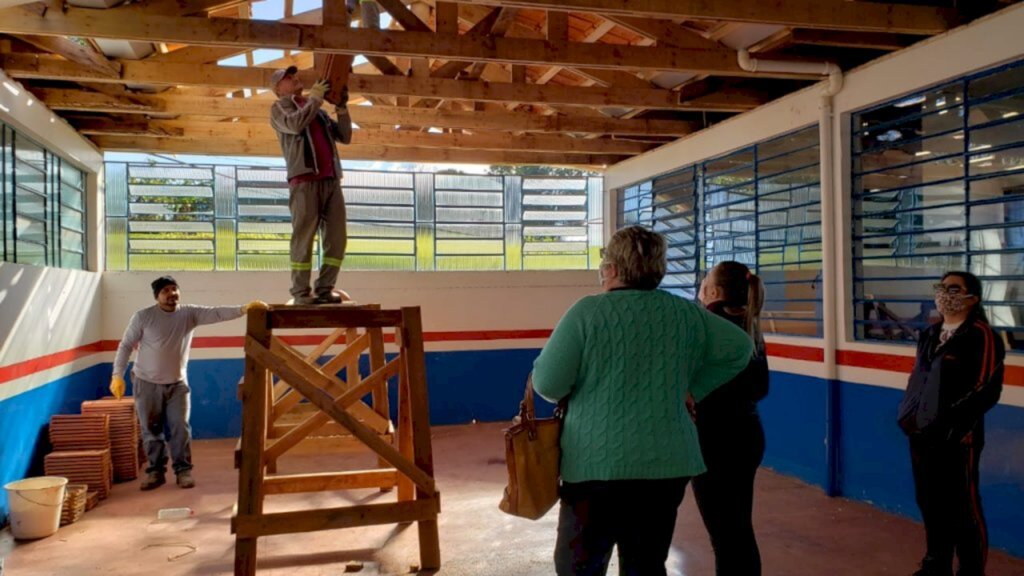 OBRAS DE REFORMA EM ESCOLA RURAL DE PIRATUBA, APRESENTA AVANÇOS NA EXECUÇÃO