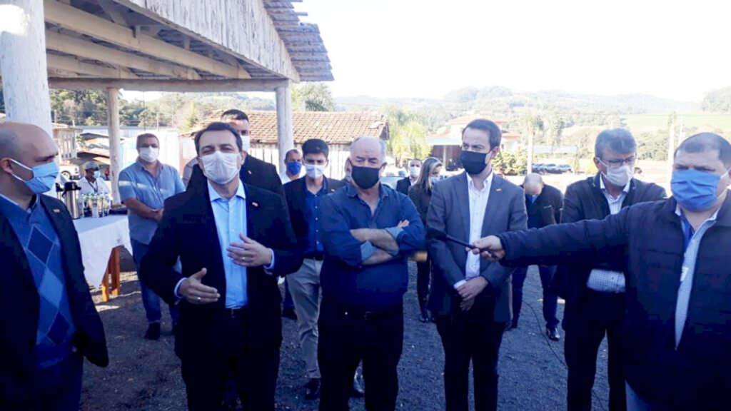 Foto: Enio (O Tempo jornal de fato) - Ato na quinta-feira, 28/05/2020, às 15h30, sendo a visita de inspeção nas obras de pavimentação da SC-467, entre os municípios de Jaborá e Ouro. Local: Centro de Eventos Caravággio, no entroncamento da SC-150 com SC-467 (Ouro).