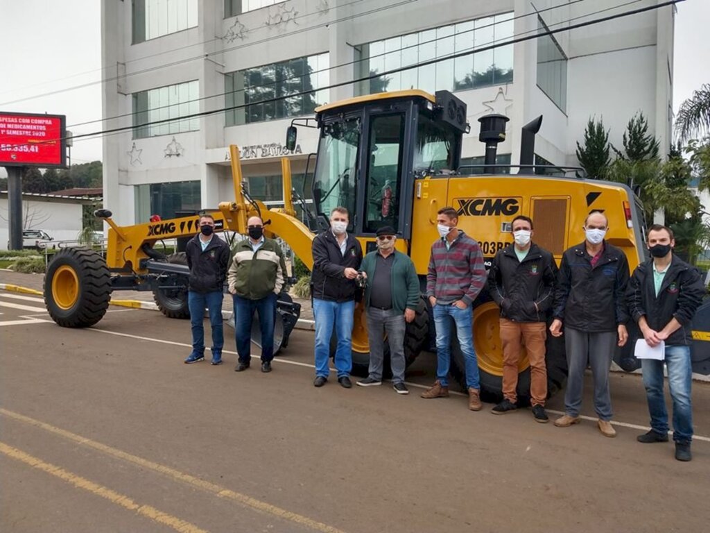Prefeito Lucimar realiza a entrega de motoniveladora em Abdon Batista