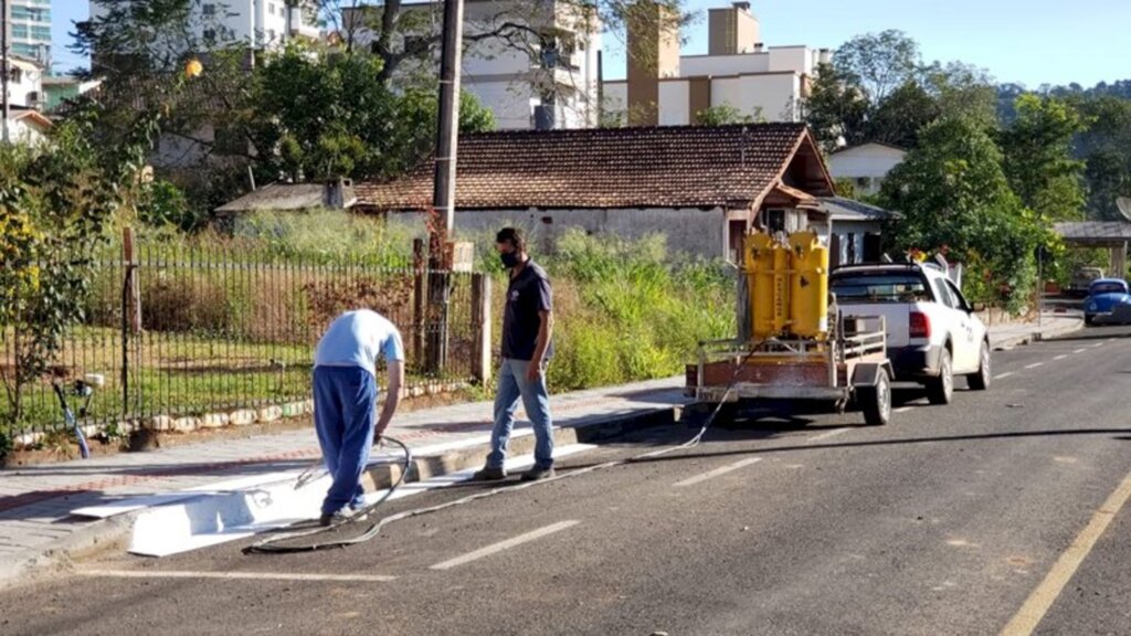 CIDADE FAZ PINTURA DE MEIO-FIO EM RUAS RECÉM ASFALTADAS EM PIRATUBA