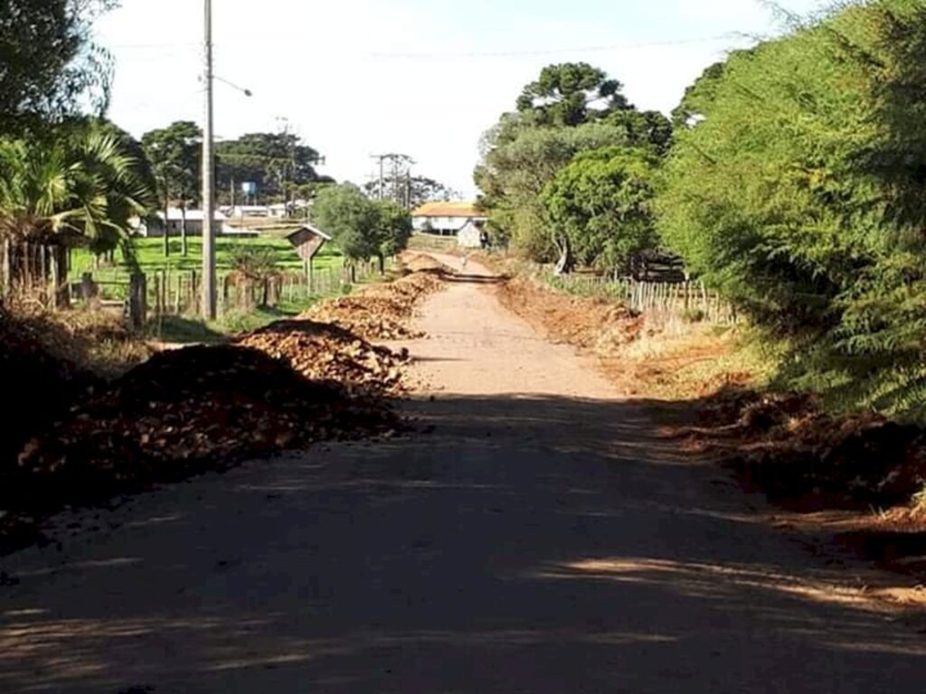 Comunidade do interior recebe pavimentação asfáltica em Esmeralda