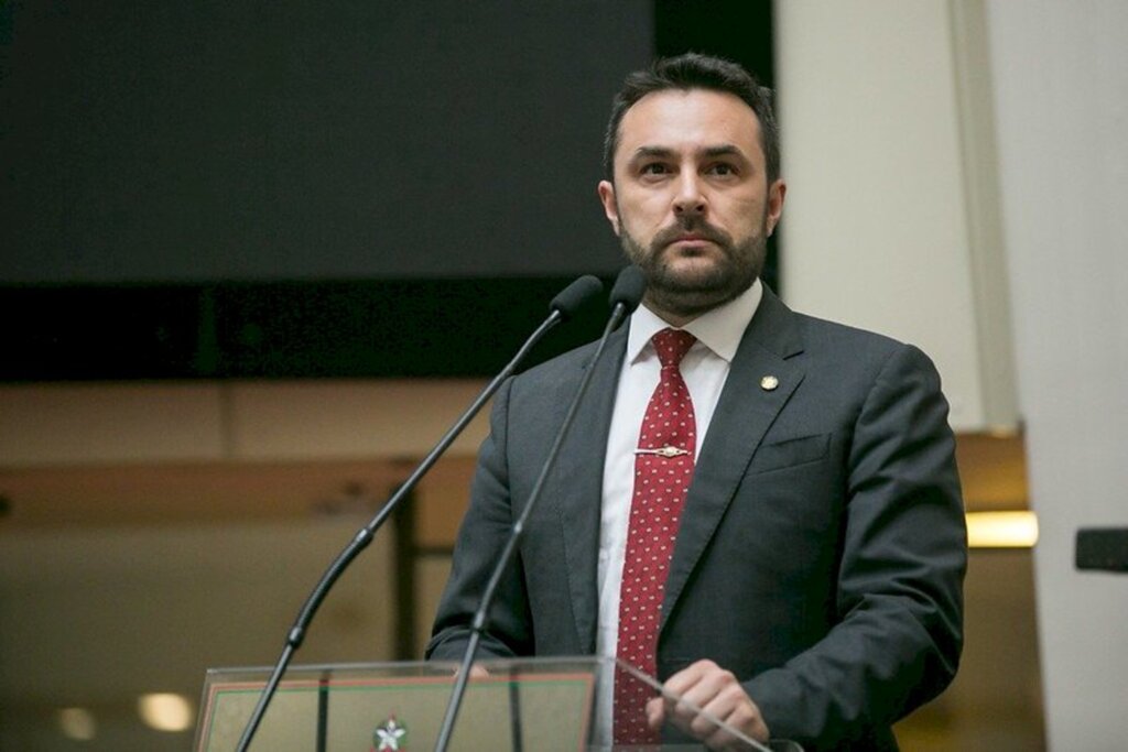 Deputado questiona fechamento de leitos no hospital Tereza Ramos