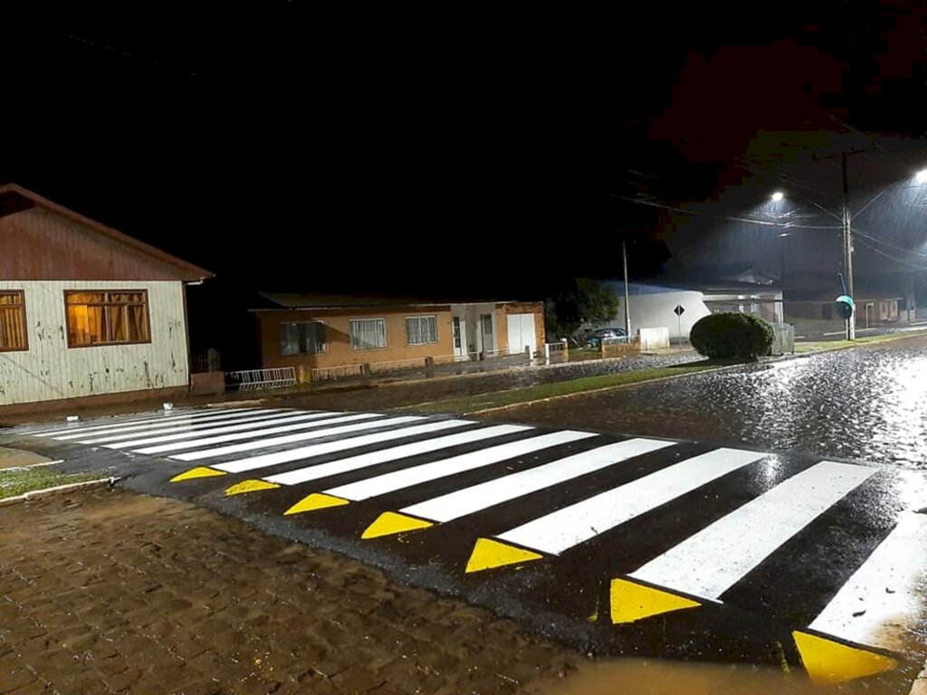 Mais segurança para motoristas e pedestres de Esmeralda
