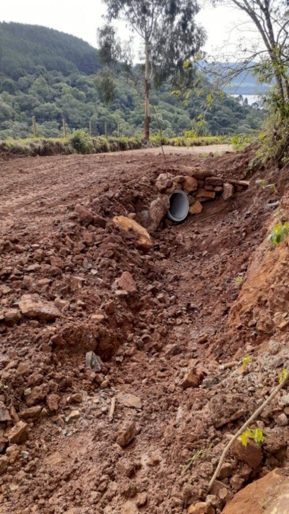 Prefeitura de Anita Garibaldi instala bueiros na estrada da Comunidade Santa Ana