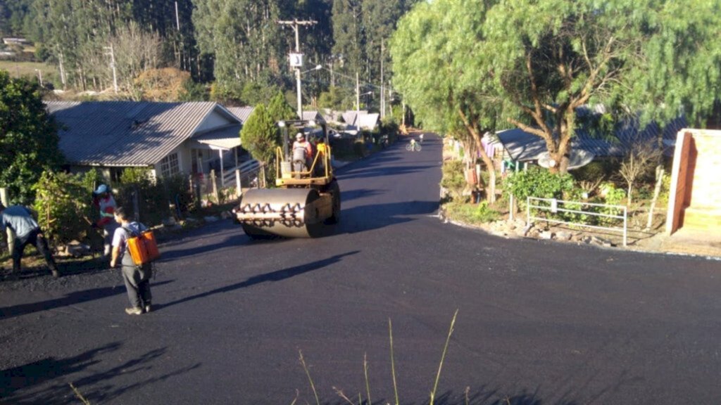 Rua da Cohab Brasil 2 recebe asfalto em Abdon Batista