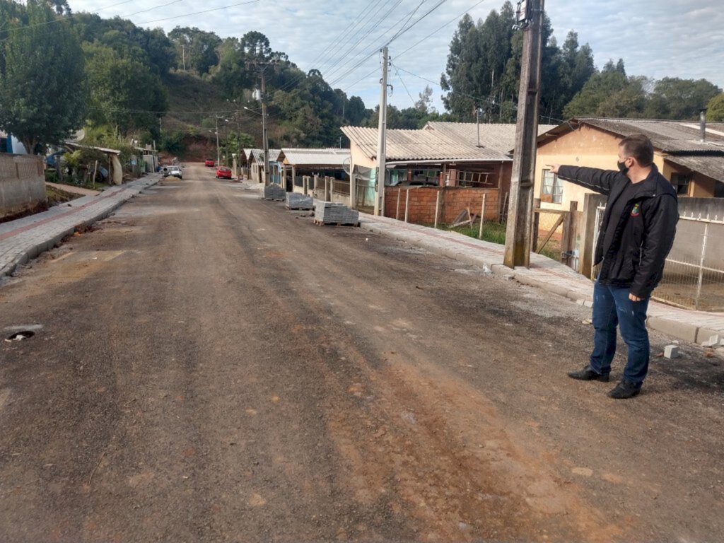 Prefeito Lucimar acompanha obras de infraestrutura na Cohab Brasil 2 em Abdon Batista