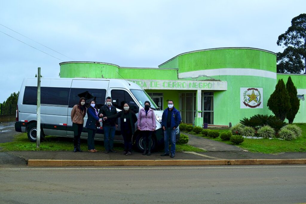 Administração Municipal de Cerro Negro recebe nova Van destinada a Secretaria de Assistência Social