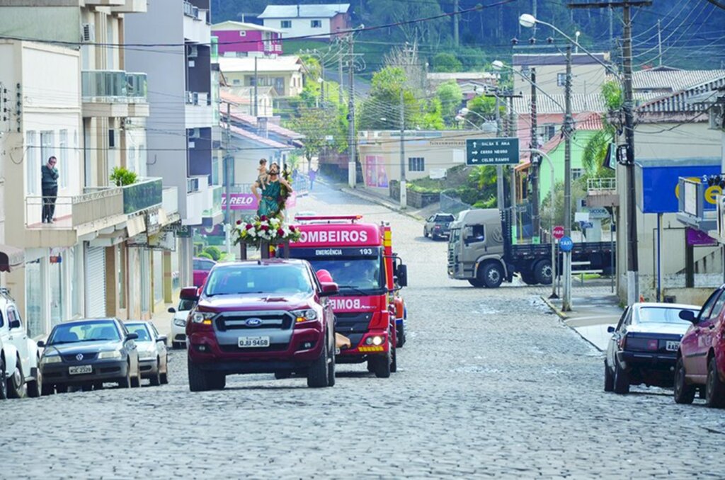 Festa em formato Drive-Thru é  realizada pela Paróquia Santa Bárbara