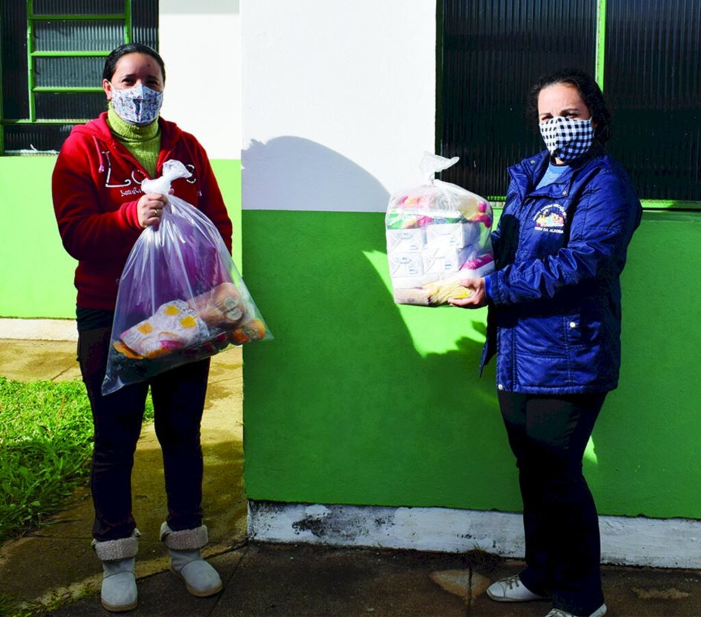 Secretaria de Educação realiza entrega de Kits de Merenda Escolar em Cerro Negro