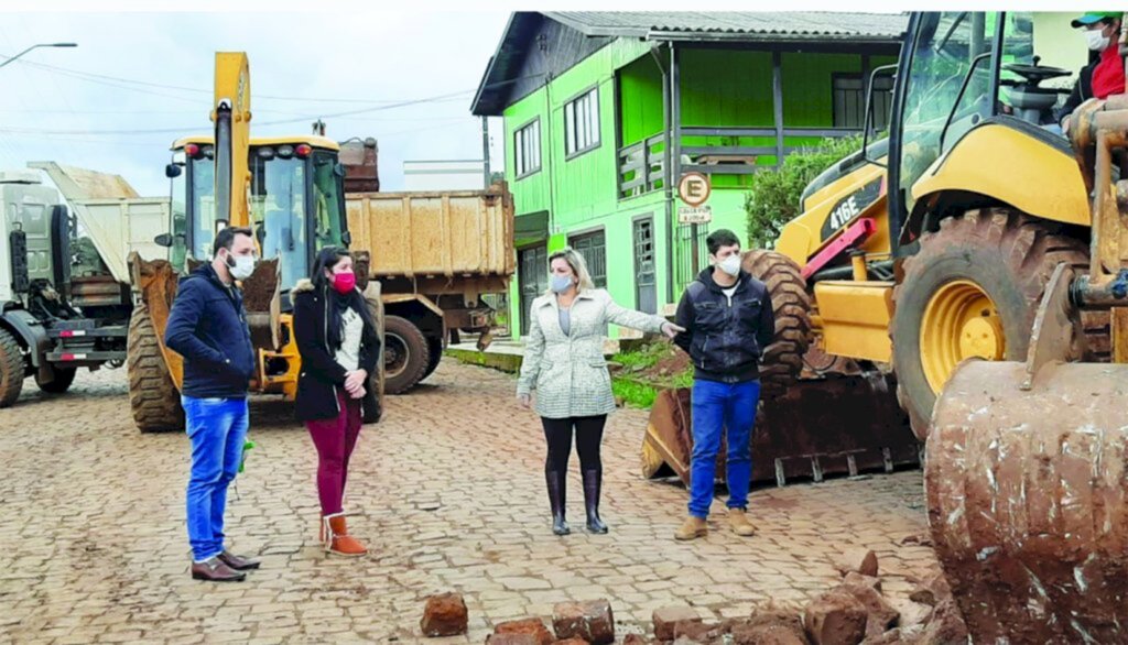 Tem início asfaltamento na Avenida Marcos Ross em Vargem