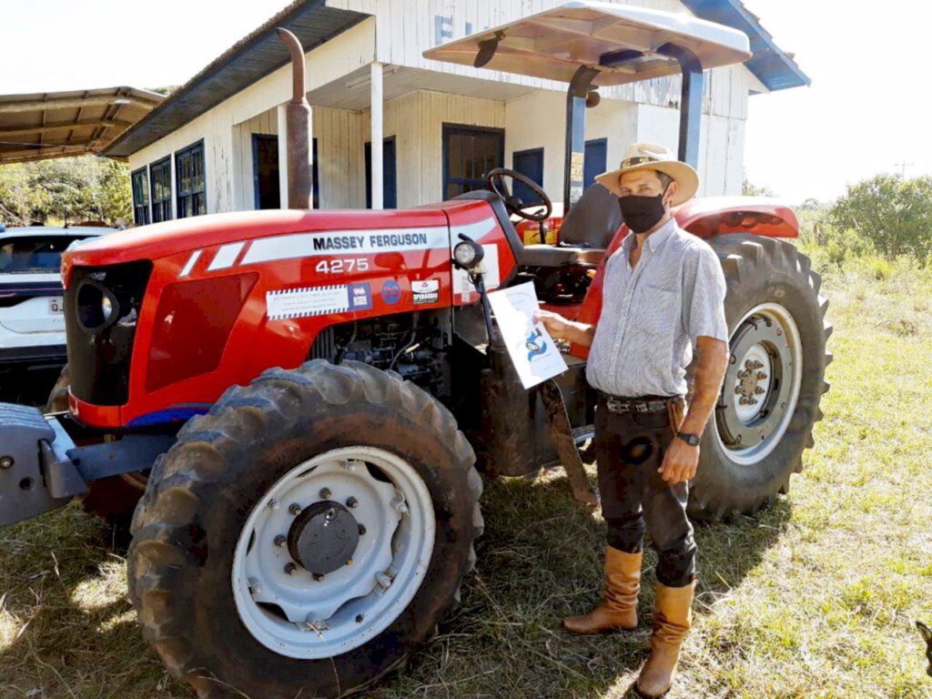 Comunidade do Assentamento Sepé Tiaraju recebe equipamento agrícola