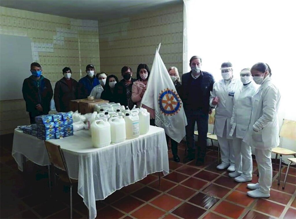 Rotary anitense realiza doações