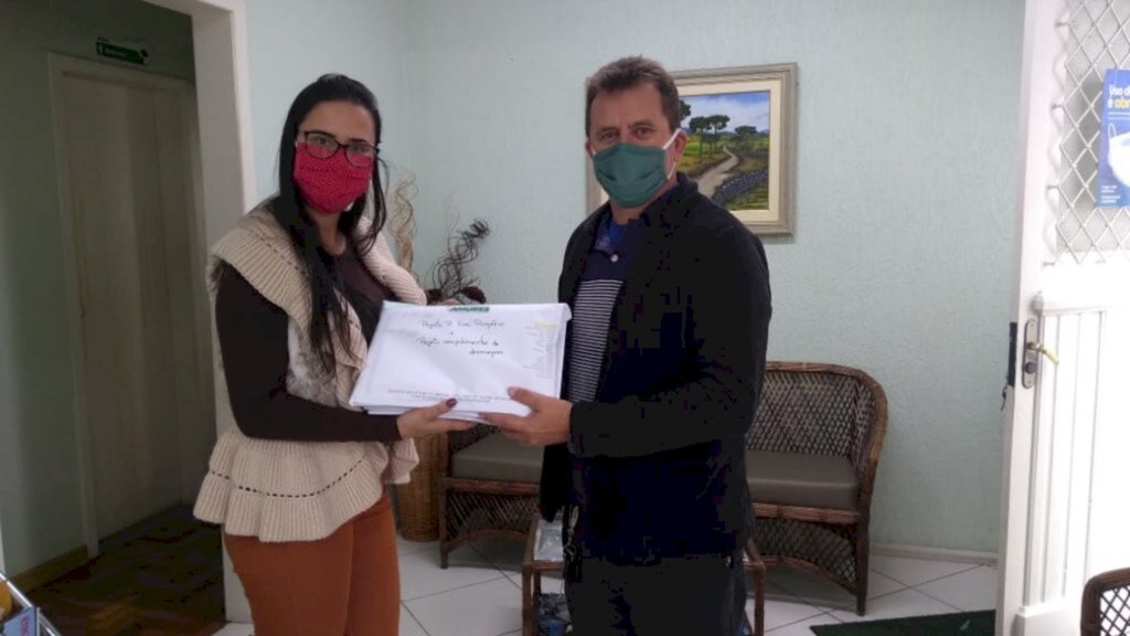 Prefeito de Anita Garibaldi recebe projeto de novas pavimentações