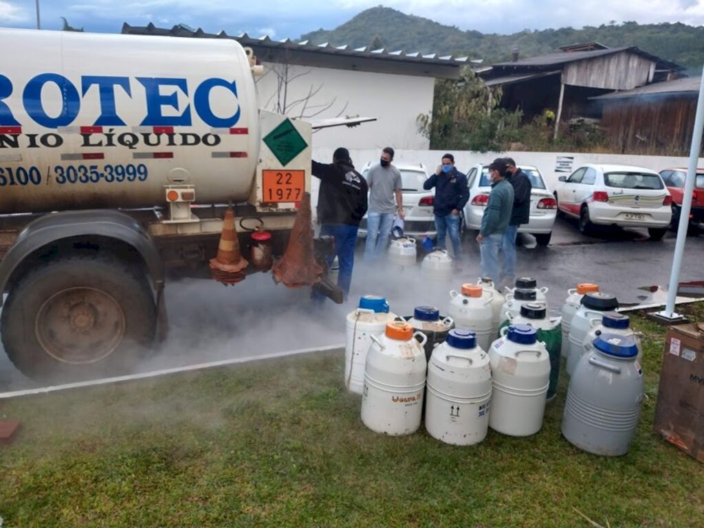 Agricultura entrega nitrogênio líquido para inseminadores de Abdon Batista