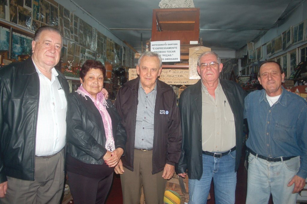 Foto: Aldo Azevedo / jornalista de O Tempo um jornal de fato. - Schneider e sua esposa Sueli, Benoni Viel, Aroldo Barison e Antoninho Sartori, numa tarde de chuva.