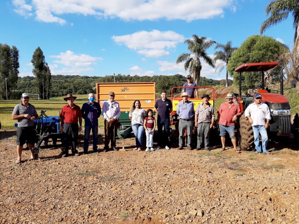 Comunidade do Assentamento São José recebe máquinas e equipamentos agrícolas