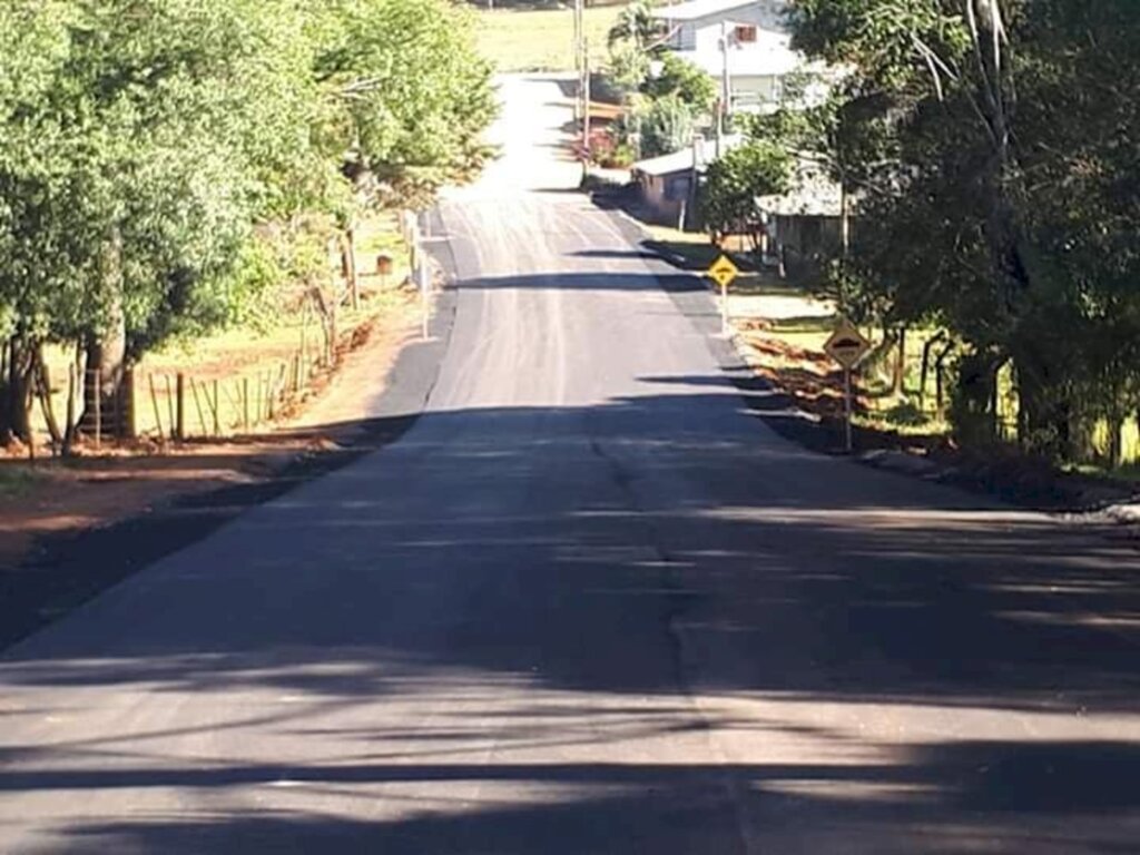 Secretaria Municipal de Obras e Serviços Viários conclui pavimentação em Esmeralda