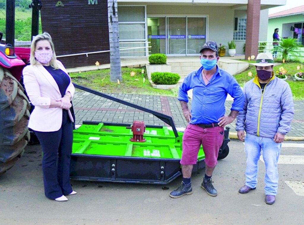 Nova roçadeira hidráulica é entregue em Vargem