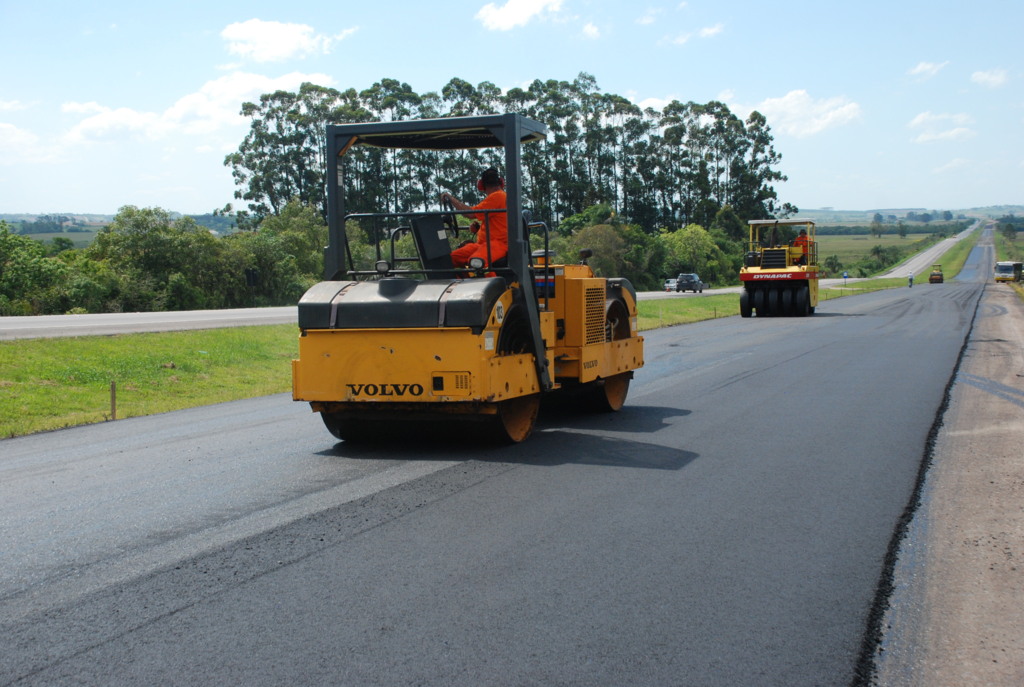 Avança o serviço de pavimentação nas obras da BR-116