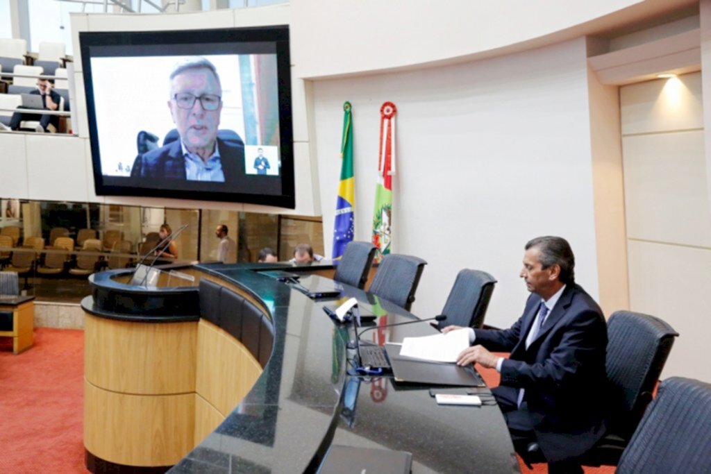 FOTO: Daniel Conzi/Agência AL. - Deputado Milton Hobus (no telão) conduziu a sessão especial sobre o hospital de campanha.