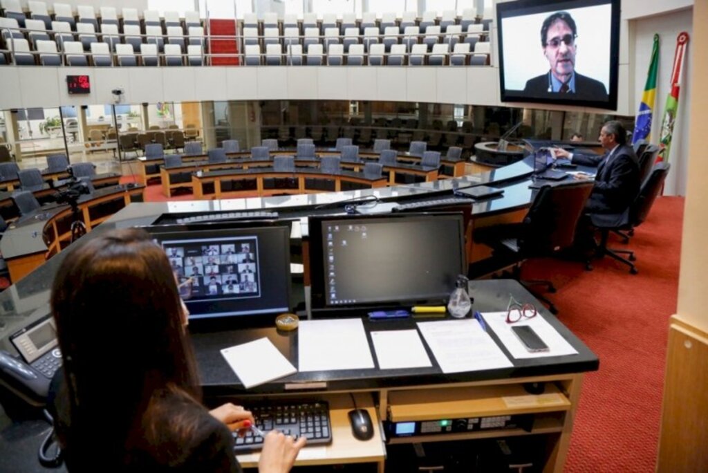 FOTO: Daniel Conzi/Agência AL - Deputado Neodi Saretta (no telão) comandou a reunião virtual com o secretário Helton Zeferino.