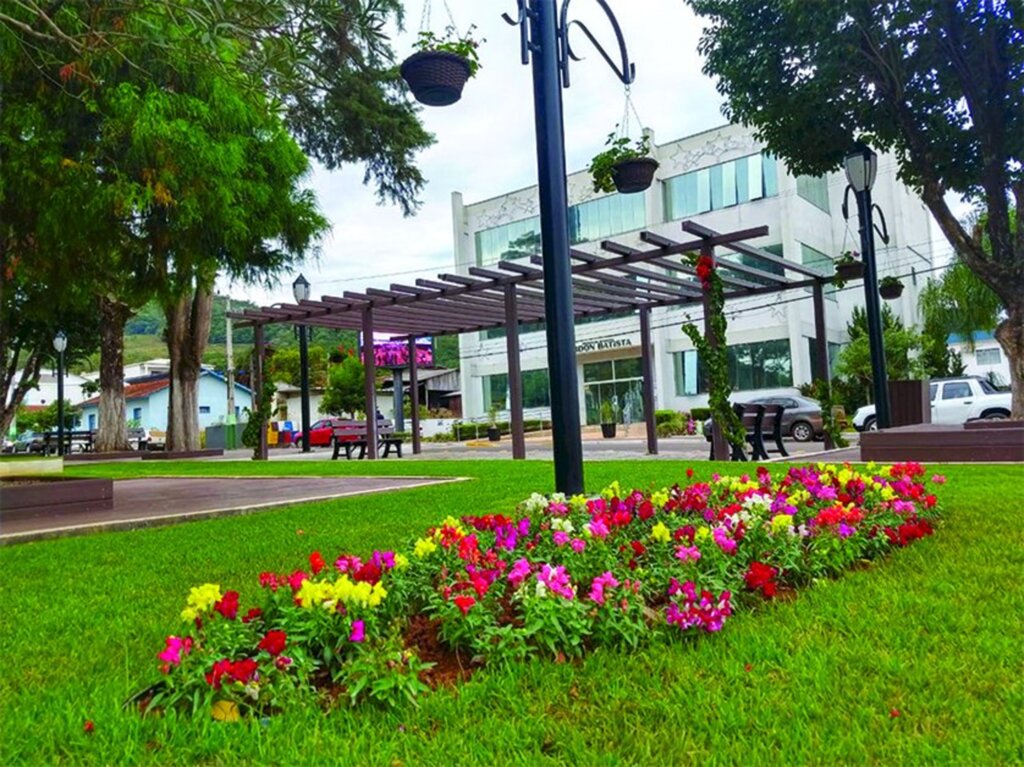 Plantio de mudas de flores embeleza espaços públicos em Abdon Batista
