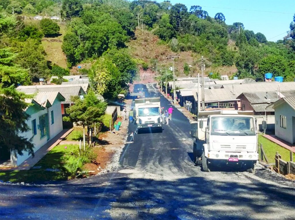 Rua da COHAB Brasil 1 recebe asfalto em Abdon Batista