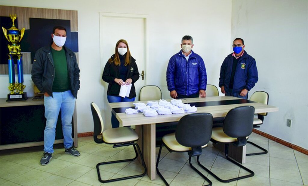 Secretaria de Saúde de Cerro Negro distribui máscaras a todos os funcionários das demais secretarias municipais