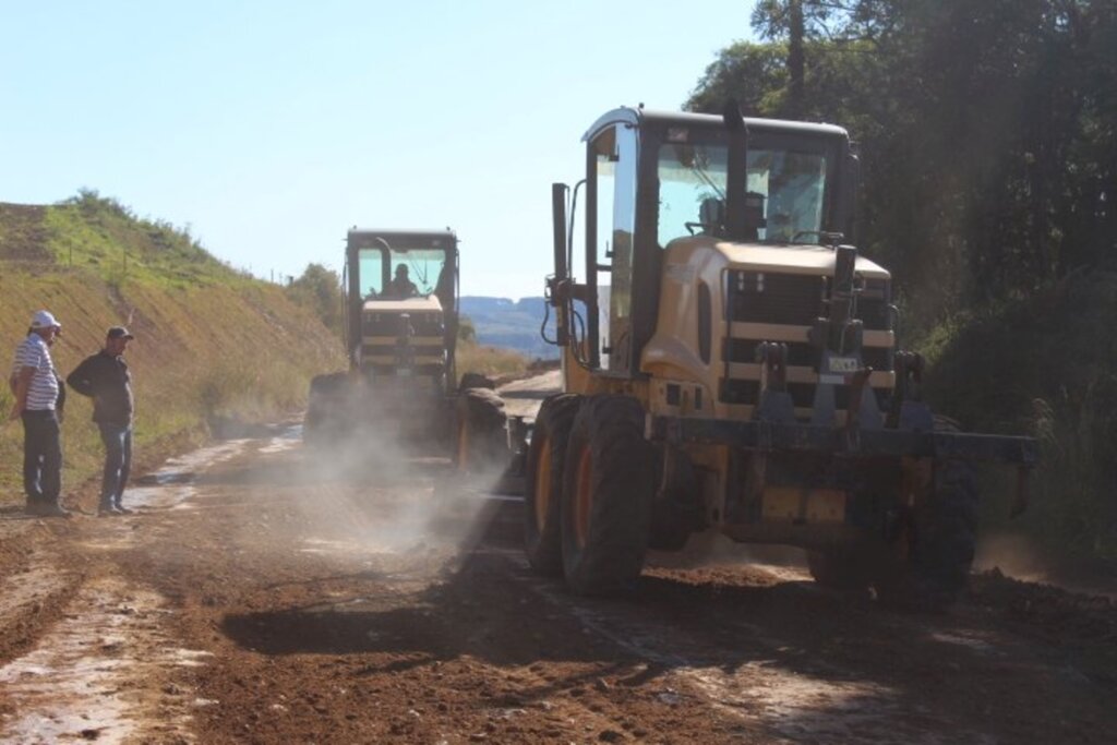 Prefeitura de Anita Garibaldi presta manutenção na estrada estadual SC-390