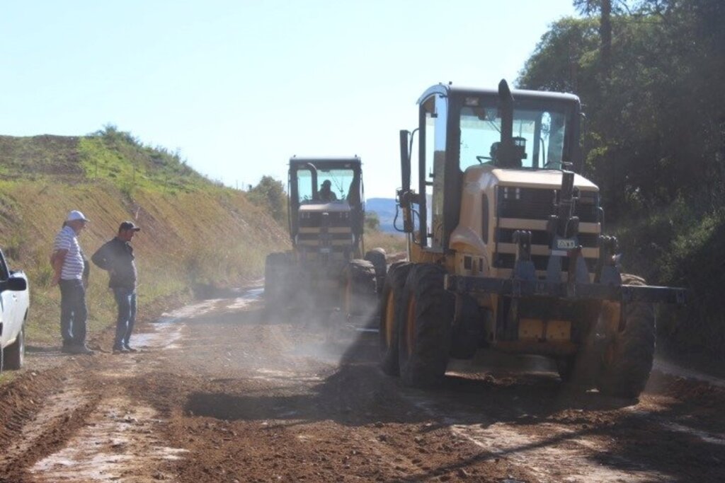 Prefeitura de Anita realiza manutenção na estrada Estadual SC-390