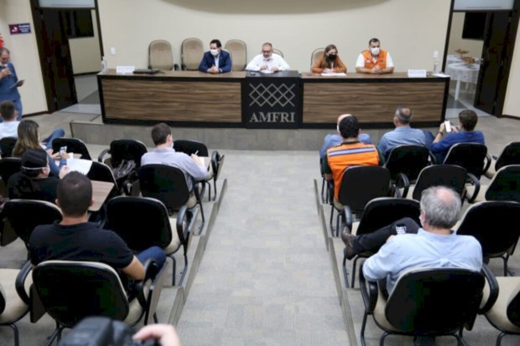 Foto: Flávio Vieira Júnior / Defesa Civil - Modelo de hospital de campanha é apresentado a prefeitos da região de Itajaí