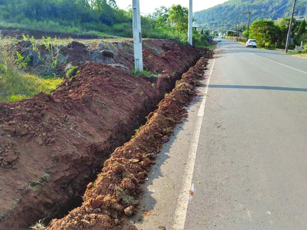 Obras de implantação da rede saneamento básico em Abdon Batista