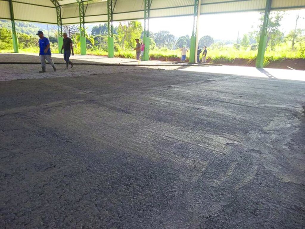 Quadra Coberta da Comunidade de Bom Jesus em Abdon Batista recebe piso de concreto