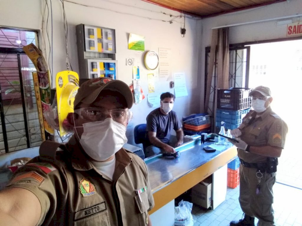 Polícia Militar de Abdon em parceria com a CDL distribuíram máscaras