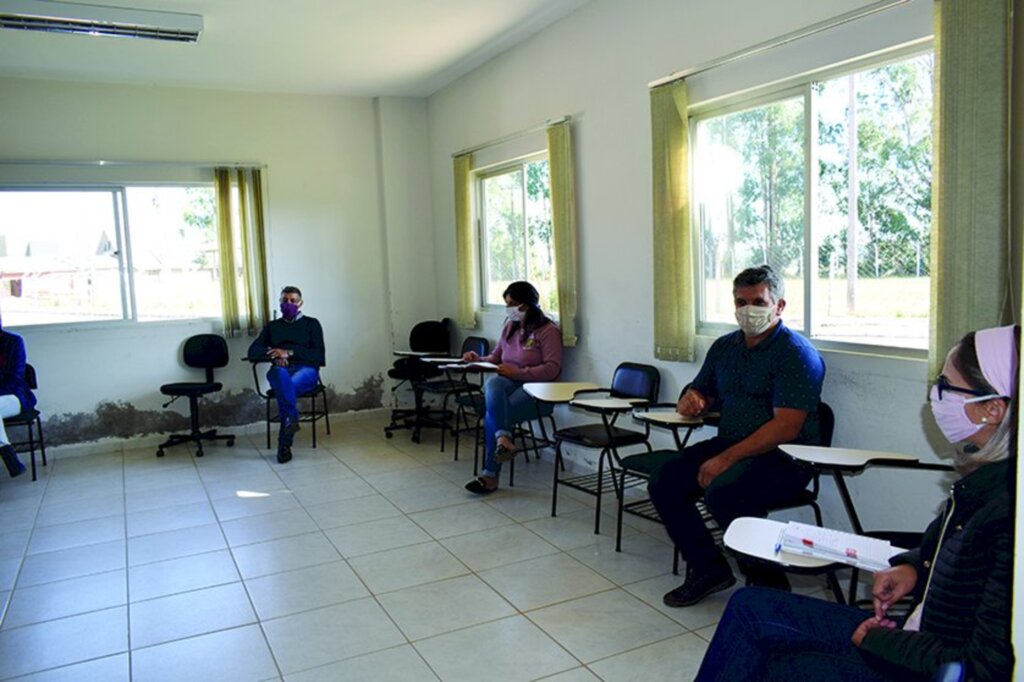 Secretaria de Educação de Cerro Negro realiza reuniões sobre suspensão do calendário escolar devido ao Coronavírus