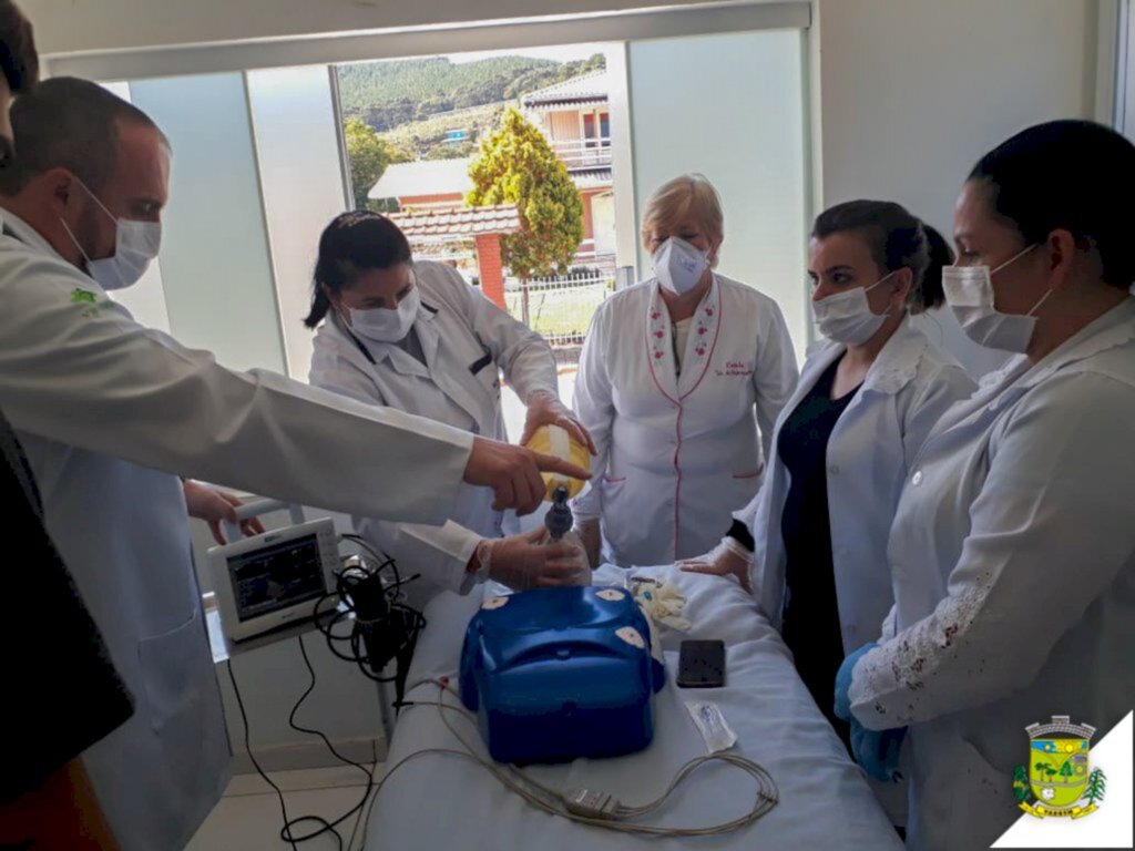  - Médico está realizando capacitação para profissionais da UBS