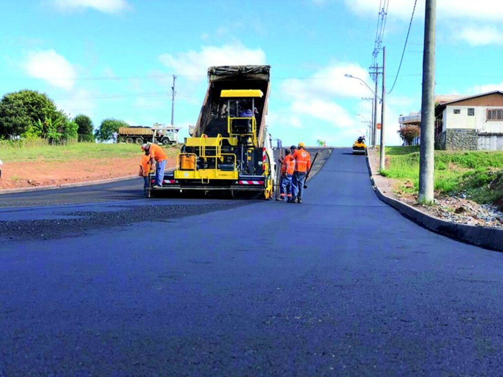 Prefeitura de Pinhal da Serra inicia pavimentação asfáltica em ruas do perímetro urbano