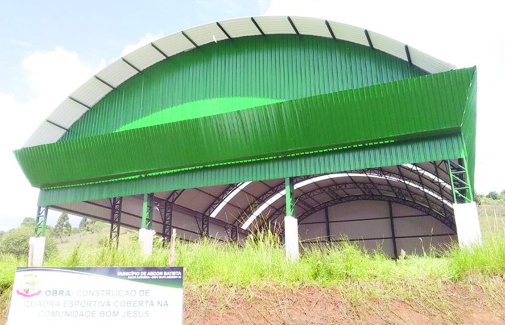Obras da Quadra Coberta do  Bom Jesus em Abdon Batista na reta final