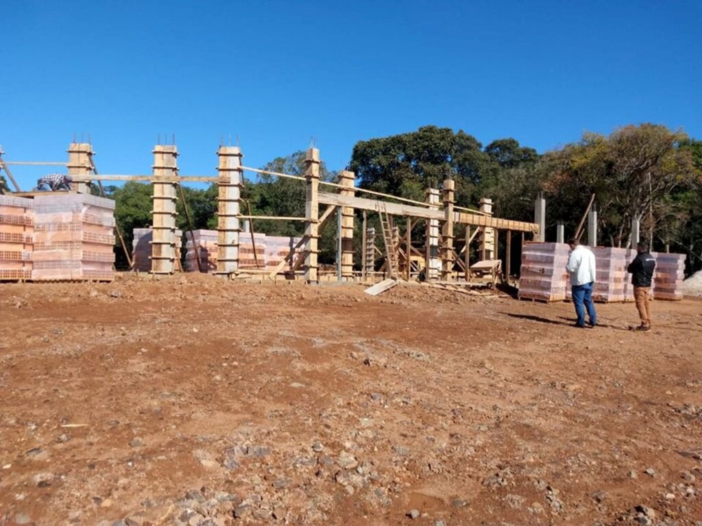Obras do Centro Comunitário no Parque de Eventos seguem em andamento em Abdon Batista