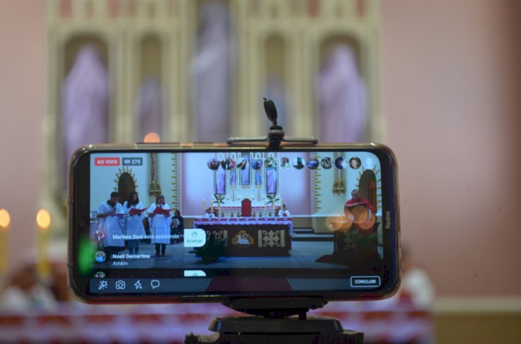  - A presença de fiéis deu lugar as celebrações através das redes sociais, como Facebook e Instagram