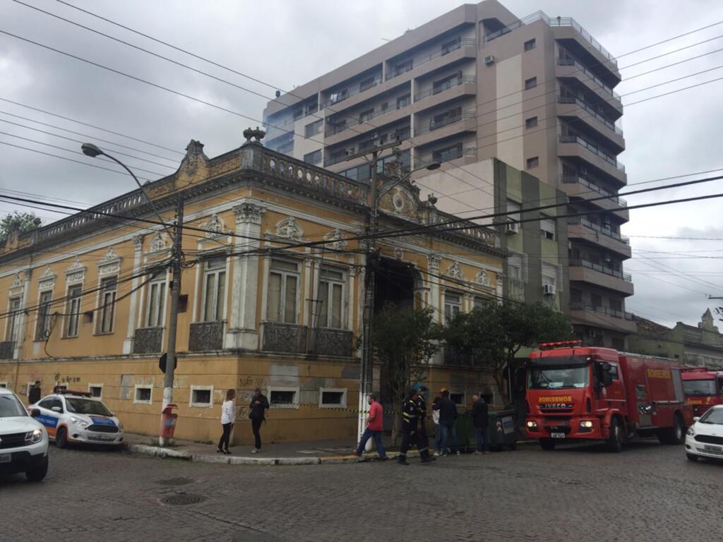 Incêndio atinge antigo prédio da Secretaria de Administração de Pelotas