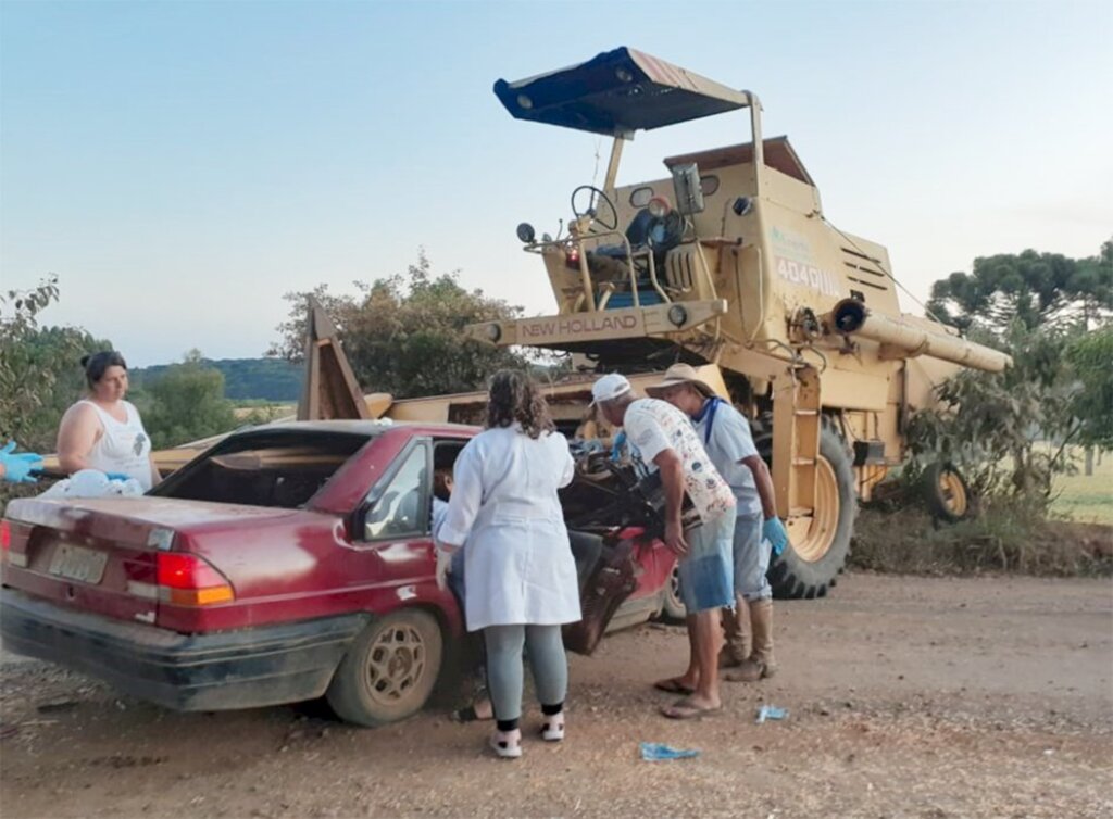 Acidente entre automóvel e máquina agrícola em  Pinhal da Serra