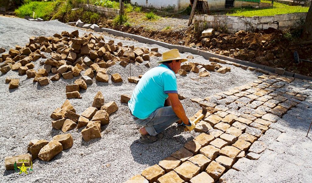 Mais duas ruas com obras de calçamento em Celso Ramos