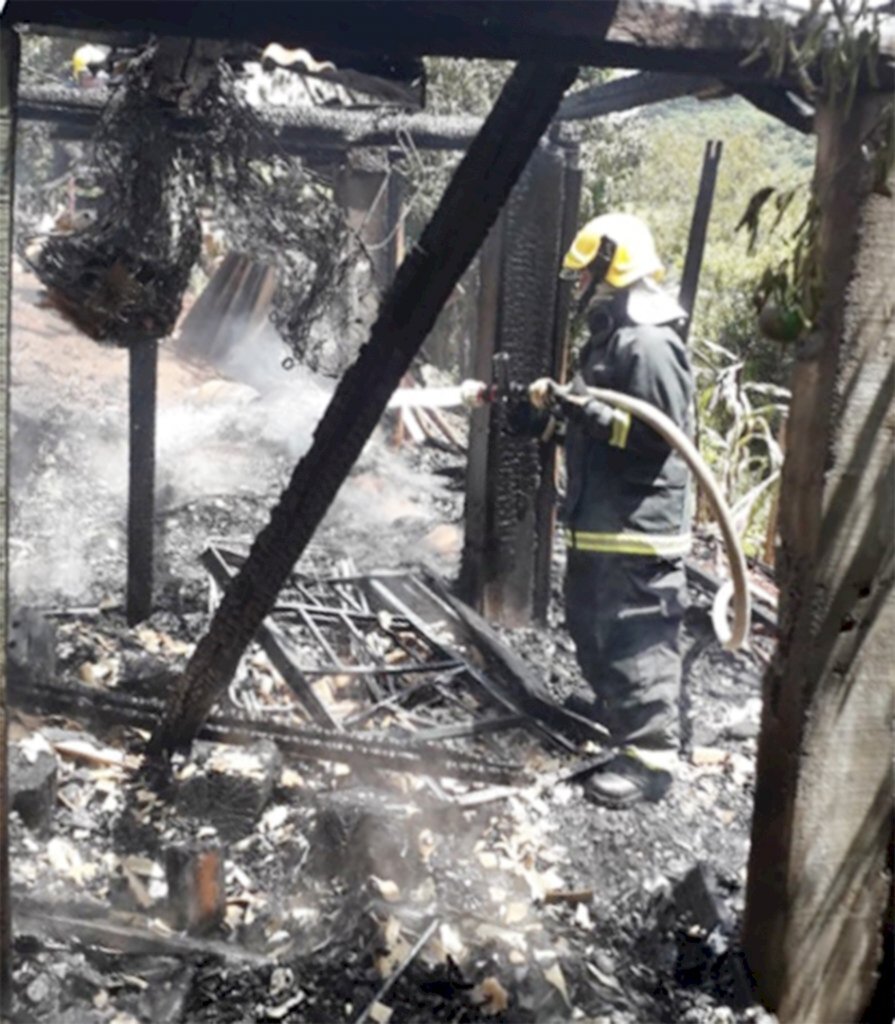 Incêndio destrói  residência no interior  de Anita Garibaldi