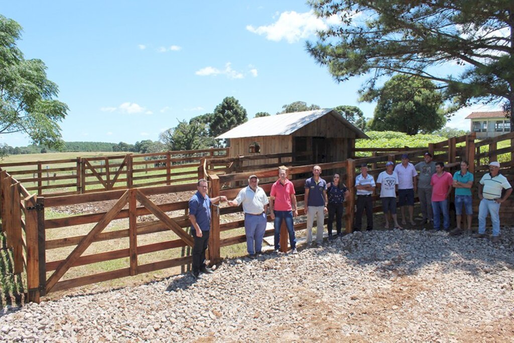 Prefeitura de Anita entrega balança de pesagem de gado à comunidade Santa Terezinha - Cachoeirinha