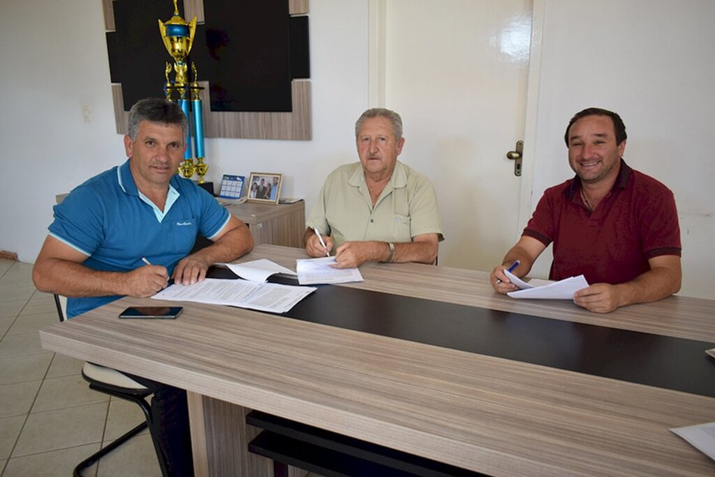 Assinado o contrato e a ordem de serviço para  construção de banheiros no Parque de Eventos de Cerro Negro