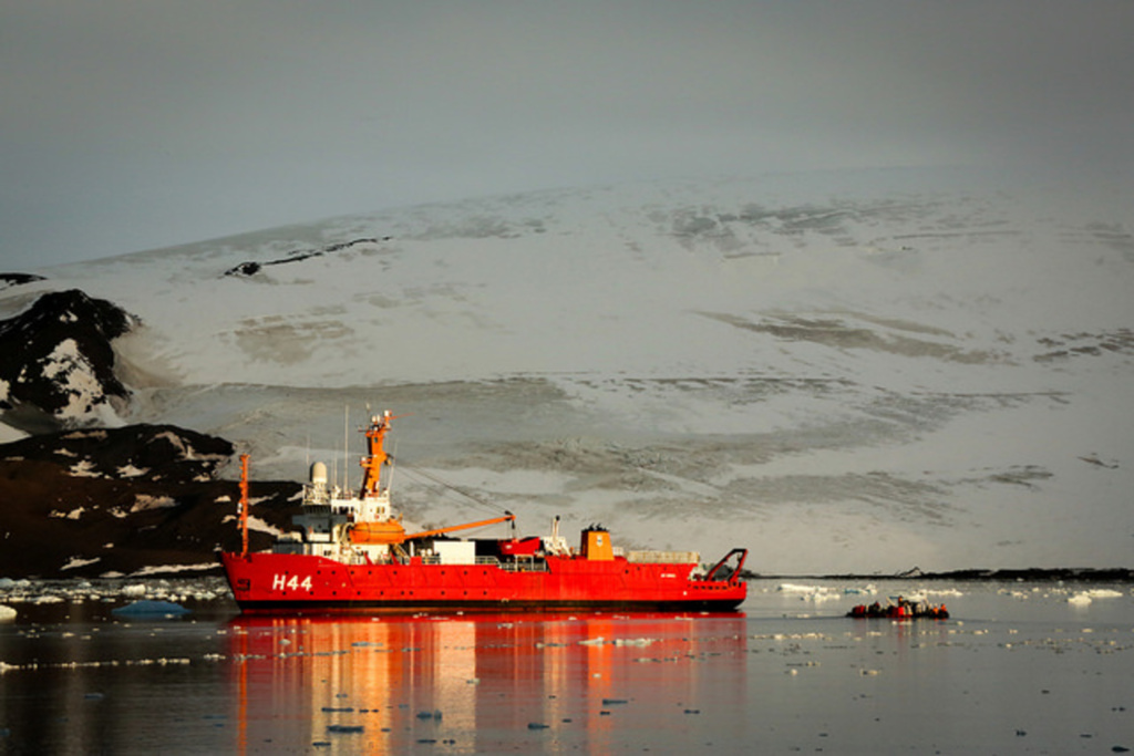 Navio de Apoio Oceanográfico “Ary Rongel” chega a Rio Grande