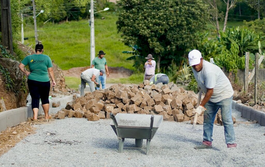 Tem início mais uma obra de calçamento em Celso Ramos