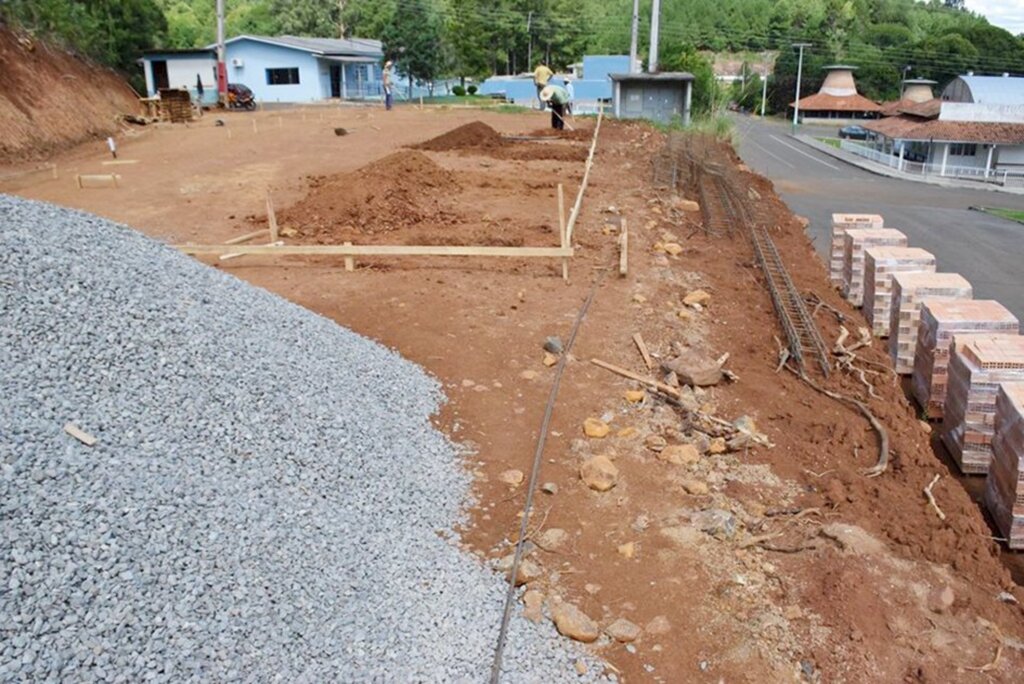 Administração Municipal de Abdon inicia construção da cancha de bocha para os idosos